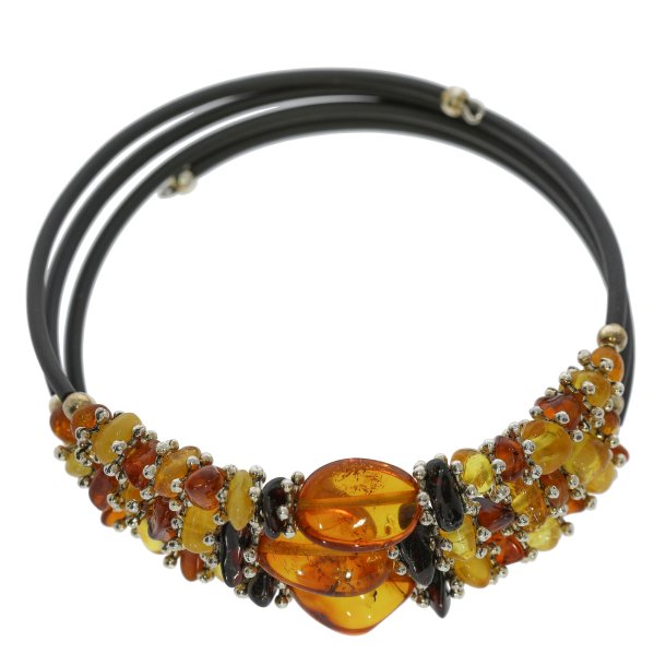 Drahtarmband verziert mit echten Bernsteinperlen