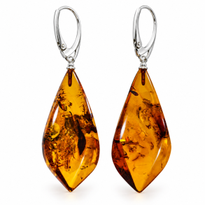 Exklusive lange Bernstein-Ohrringe aus echtem Bernstein und 925 Sterling Silber. Die gro�en, kantig geschliffenen Bernsteine begeistern mit warmen Gold- und Cognact�nen sowie individuellen nat�rlichen Strukturen.