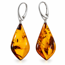 Exklusive lange Bernstein-Ohrringe aus echtem Bernstein und 925 Sterling Silber. Die gro�en, kantig geschliffenen Bernsteine begeistern mit warmen Gold- und Cognact�nen sowie individuellen nat�rlichen Strukturen.
