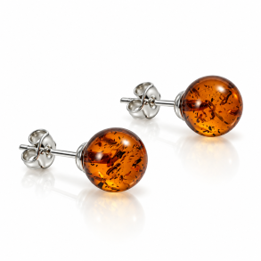 Klassiske �restikker med �gte cognacfarvet rav og 925 sterling s�lv. Enkle og elegante rav�reringe med ravets naturlige struktur og varme gl�d.