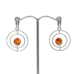 Unikke �reringe i �gte cognac rav med elegant cirkeldesign i sterling s�lv � moderne nordisk stil