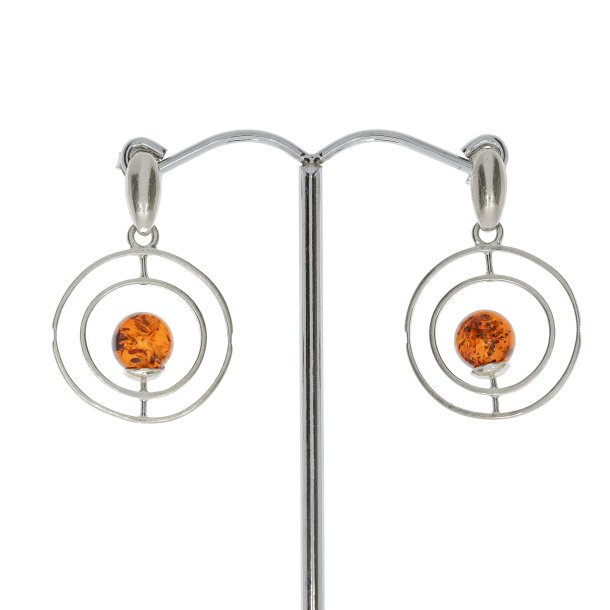 Unikke �reringe i �gte cognac rav med elegant cirkeldesign i sterling s�lv � moderne nordisk stil