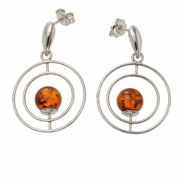 Unikke �reringe i �gte cognac rav med elegant cirkeldesign i sterling s�lv � moderne nordisk stil