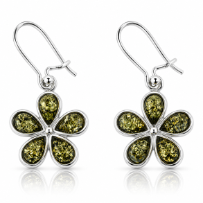 Elegante blomsterformede �reringe i �gte gr�n rav, indfattet i sterling s�lv � et naturligt og feminint design.