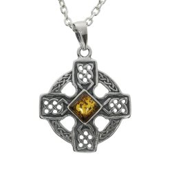 Keltisk h�jkorsvedh�ng i 925 sterlings�lv | Firkantet cognacfarvet �gte rav i midten