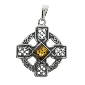 Keltisk h�jkorsvedh�ng i 925 sterlings�lv | Firkantet cognacfarvet �gte rav i midten