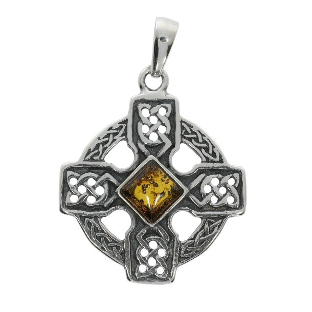 Keltisk h�jkorsvedh�ng i 925 sterlings�lv | Firkantet cognacfarvet �gte rav i midten