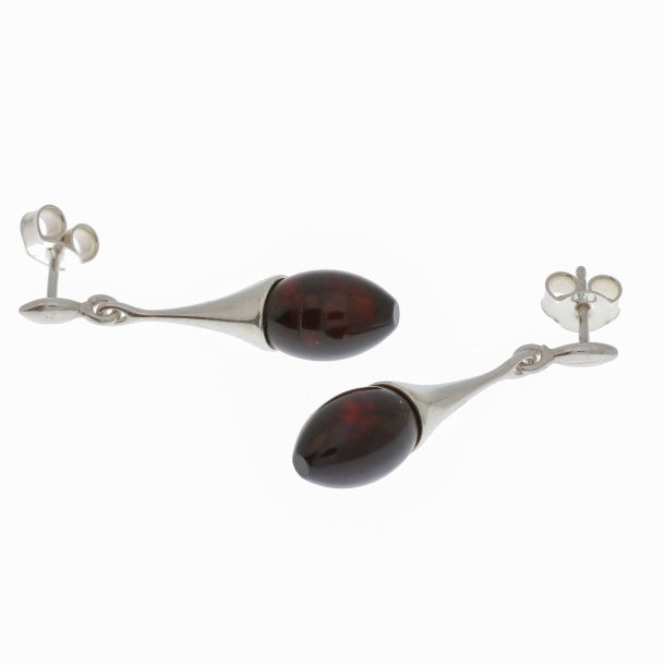 Smukke slv reringe med en lille drbe af mrk rav