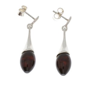 Smukke slv reringe med en lille drbe af mrk rav