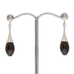 Smukke slv reringe med en lille drbe af mrk rav