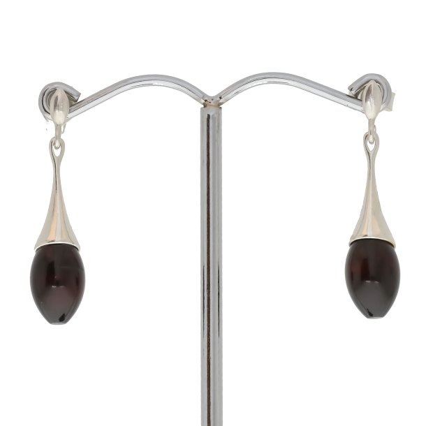 Smukke slv reringe med en lille drbe af mrk rav