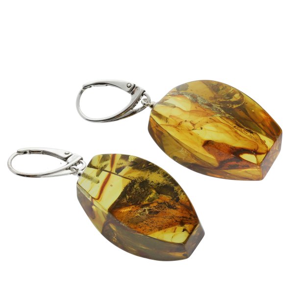 Unikke ravreringe, hndlavede og polerede, fanger Jurassic -periodens sknhed 