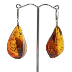 Unikke ravreringe, hndlavede og polerede, fanger Jurassic -periodens sknhed 