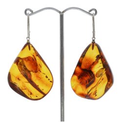 Unikke ravreringe, hndlavede og polerede, fanger Jurassic -periodens sknhed 