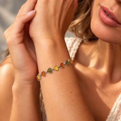 Smukt hjerte ravarmb�nd med �gte rav i gr�nne, cognac- og gyldne nuancer kombineret med sterling s�lv. Elegant og romantisk ravsmykke