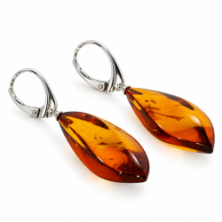 Exklusive lange Bernstein-Ohrringe aus echtem Bernstein und 925 Sterling Silber. Die gro�en, kantig geschliffenen Bernsteine begeistern mit warmen Gold- und Cognact�nen sowie individuellen nat�rlichen Strukturen.