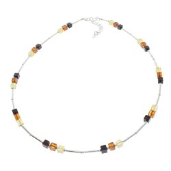 Halskder af gte rav formet som kuber med slvelementer 