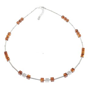 Halskder af gte rav formet som kuber med slvelementer 