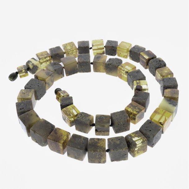Eine gro�e Bernsteinkette aus echtem w�rfelf�rmigen Erdbernstein 