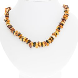 Ravkde Af Naturlige Ravstykker i blandede farver