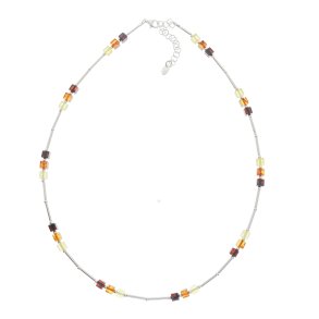 Halskder af gte rav formet som kuber med slvelementer 