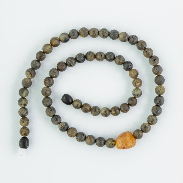 Perlenkette aus echtem Moserav und einem nat�rlichen St�ck Nordsee-Bernstein