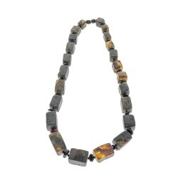 Moderne Bernsteinkette aus quadratischen Bernsteinst�cken