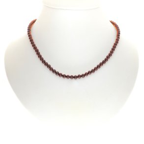 Ravhalskde lavet af hjglans ravperler i mrke brun farvetone 