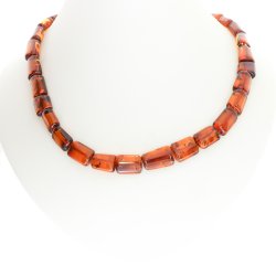 Halskder af poleret rav i Kleopatra stil i brun farve