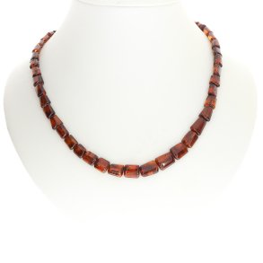 Halskder af poleret rav i Kleopatra stil i brun farve