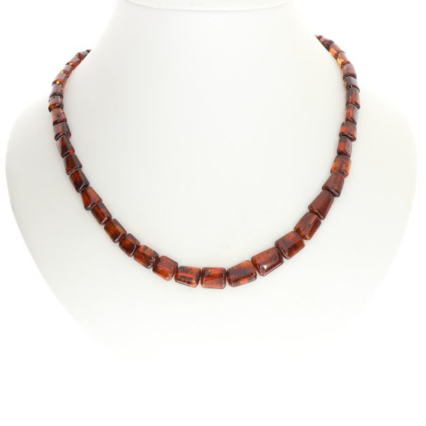 Halskder af poleret rav i Kleopatra stil i brun farve