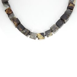 Eine gro�e Bernsteinkette aus echtem w�rfelf�rmigen Erdbernstein 