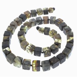 Eine gro�e Bernsteinkette aus echtem w�rfelf�rmigen Erdbernstein 