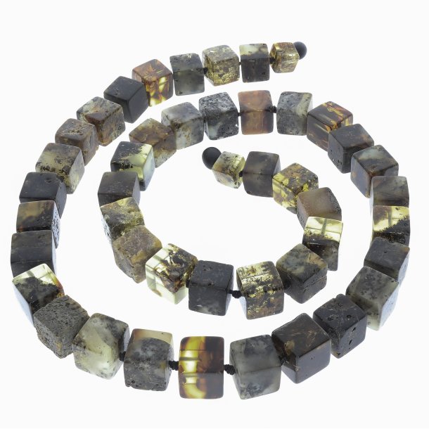 Eine gro�e Bernsteinkette aus echtem w�rfelf�rmigen Erdbernstein 