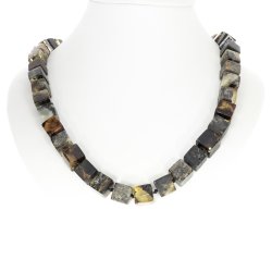 Eine gro�e Bernsteinkette aus echtem w�rfelf�rmigen Erdbernstein 