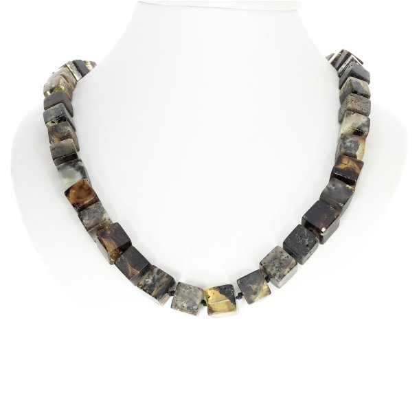 Eine gro�e Bernsteinkette aus echtem w�rfelf�rmigen Erdbernstein 