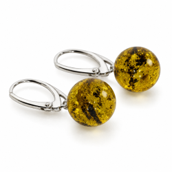 Runde gr�nne rav�reringe i �gte rav med naturlige m�rke strukturer og 925 sterling s�lv