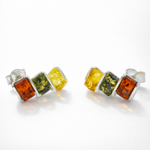 Drei farbige Bernstein-Ohrstecker