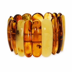 Eksklusivt h�ndlavet armb�nd med flerfarvet Vesterhavet rav i cognac-, honning- og creme nuancer. Elegant statement smykke i luksusdesign.