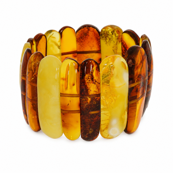 Eksklusivt h�ndlavet armb�nd med flerfarvet Vesterhavet rav i cognac-, honning- og creme nuancer. Elegant statement smykke i luksusdesign.