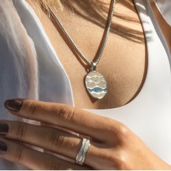 Vedhng i slv med hvid og bl strand sand 