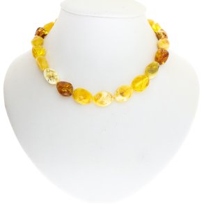 Kort ravhalskde i form af kaffebnner lavet af dansk rav