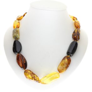 Naturlig og smuk ravhalskde lavet af rav fra Nordsen