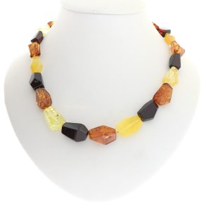 gte ravhalsbnd omhyggeligt formede ravstykker i moderne former