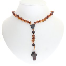 Rosenkrans lavet af naturlige ravperler i bruun farve