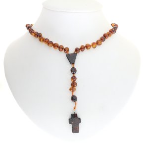 Rosenkrans lavet af naturlige ravperler i bruun farve