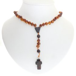 Rosenkrans lavet af naturlige ravperler i bruun farve