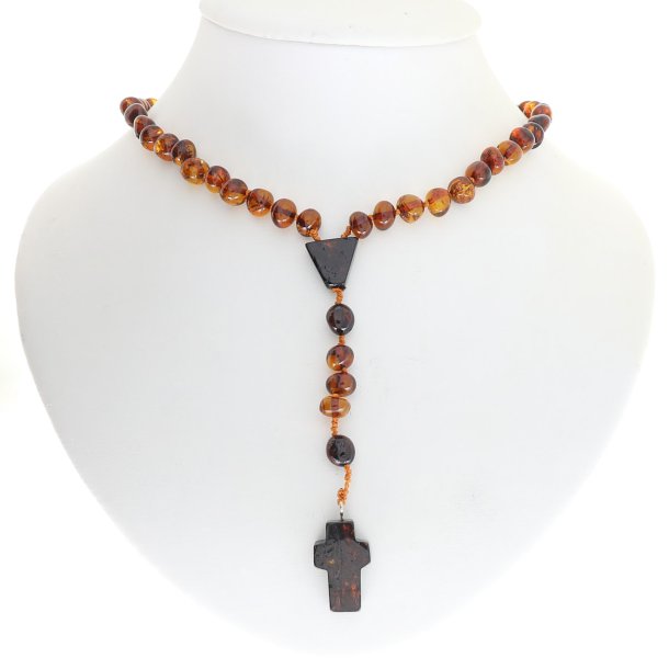 Rosenkrans lavet af naturlige ravperler i bruun farve