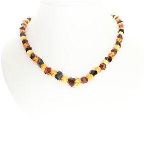 Rav Halskde fra skrne kugler i forskellige farver